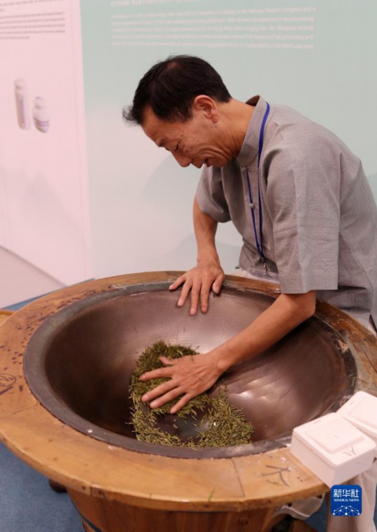 8月4日，在香港中央图书馆展览馆，工作人员在进行西湖龙井制作技艺展演。新华社记者 李钢 摄